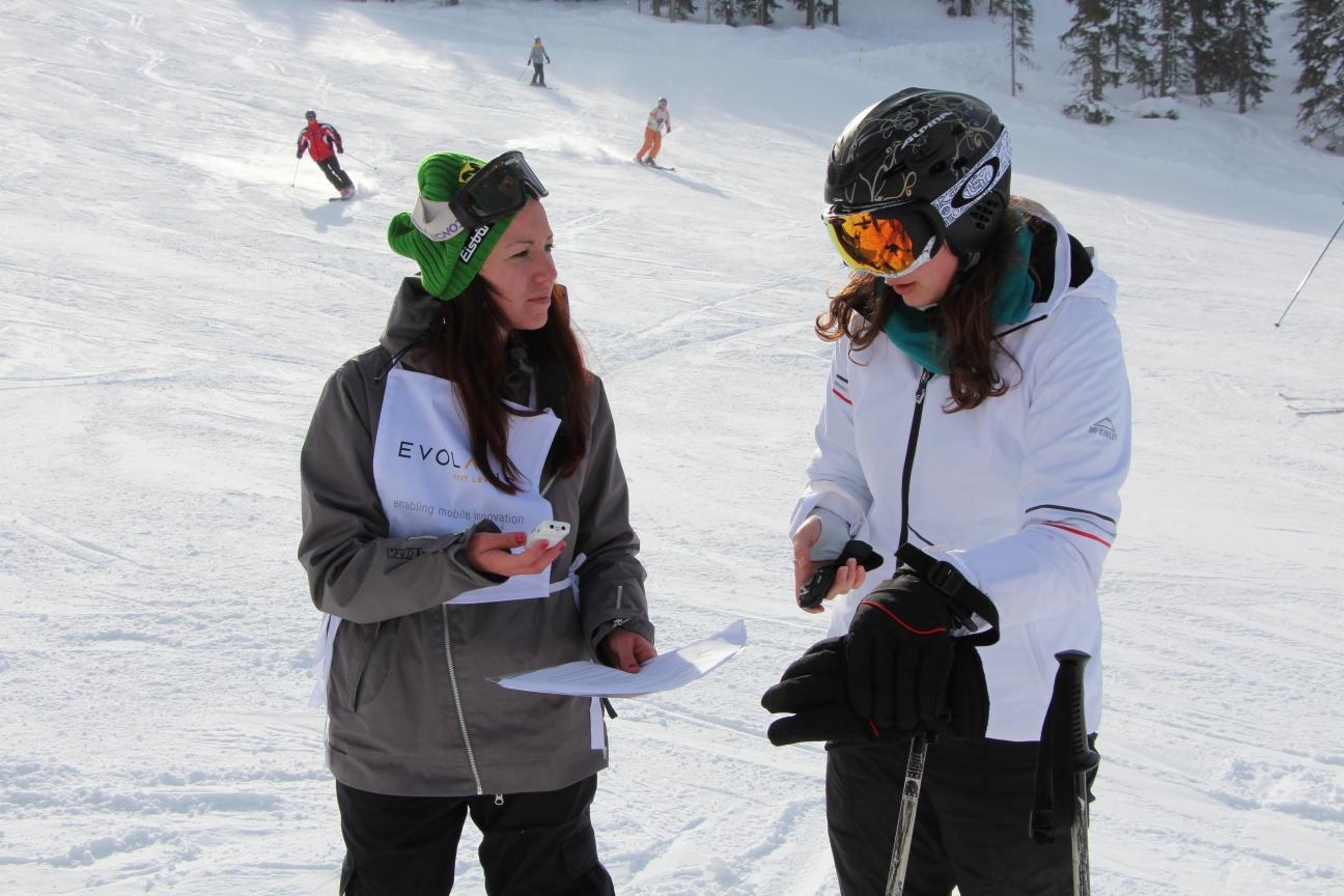 Bildtext: Direkt auf der Skipiste testete evolaris mit Probanden die Datenbrille Oakley Airwave.